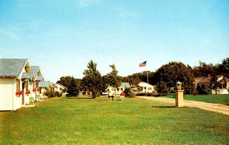 Nova Motel (Larsens Tourist Court) - Old Postcard